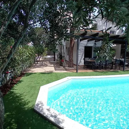 Villa Villa 10 People, 150 M From The Sea, Pool And Garden